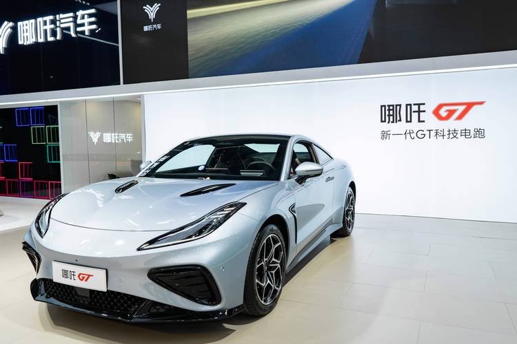 重庆146哪吒汽车在智能汽车领域的表现，领途汽车在新能源汽车市场中的影响力